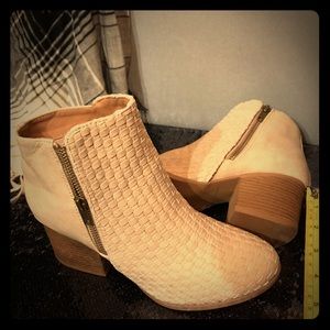 BNWT Maurice’s “Tina” Whipple Wedges in Nude